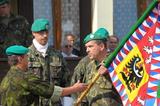 Miroslav Knopp (vpravo) předává prapor.